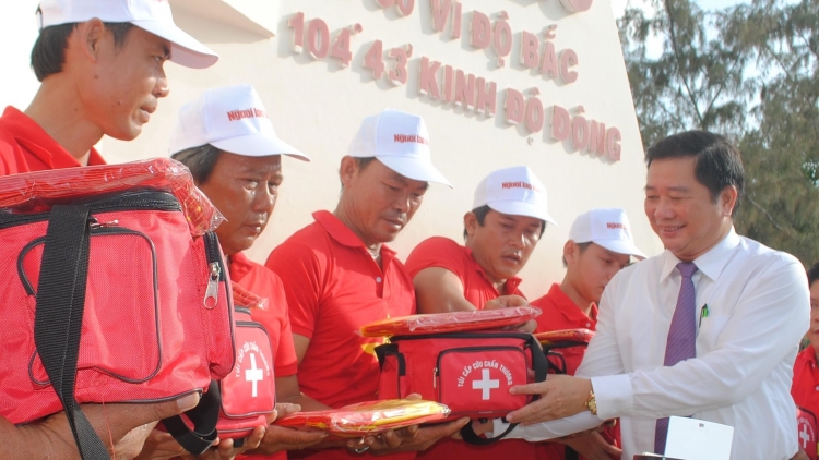 THỜI SỰ 12H TRƯA 2/6/2019: 2.000 lá cờ Tổ quốc được trao cho ngư dân tỉnh Cà Mau. Những lá cờ đỏ sao vàng trên mỗi con tàu được xem là biểu tượng của ý chí, nghị lực của ngư dân trong phát triển kinh tế và bảo vệ chủ quyền đất nước.