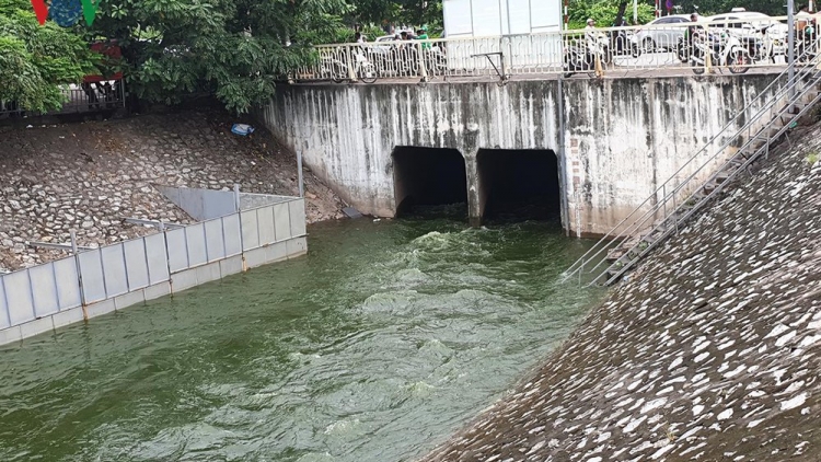 THỜI SỰ 21H30 ĐÊM 17/7/2019: Công ty Trách nhiệm hữu hạn Một thành viên Thoát nước Hà Nội phản hồi về việc xả nước hồ Tây ảnh hưởng đến kết quả thử nghiệm xử lý ô nhiễm tại sông Tô Lịch