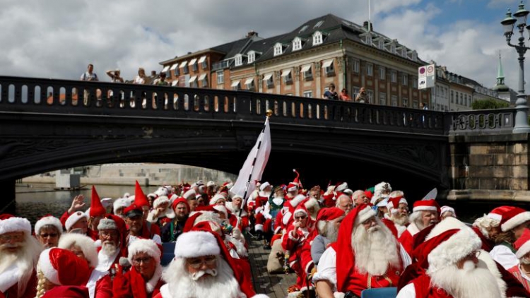 Hội nghị ông già Noel thế giới đang diễn ra tại công viên lâu đời nhất thế giới của Đan Mạch (23/7/2019)