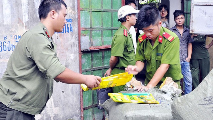 Lạng Sơn: bắt giữ lượng lớn hàng hóa tiêu dùng nghi ngờ là hàng nước ngoài đội lốt hàng Việt (2/7/2019)