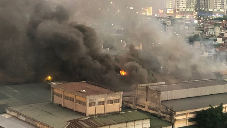THỜI SỰ 18H00 CHIỀU 30/8/2019: Trước thông tin nhiều người có biểu hiện nhiễm độc thủy ngân sau vụ cháy tại công ty bóng đèn phích nước Rạng Đông, các bác sĩ khuyến cáo người dân không nên quá lo lắng. Những người có triệu chứng ho, khó thở, tức ngực, sốt,… mới nên tới các cơ sở y tế để khám và xét nghiệm nồng độ thủy ngân