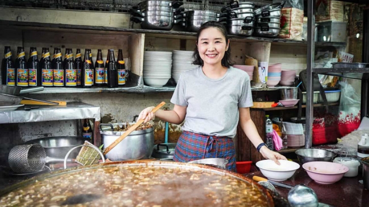 Nhà hàng suốt 45 năm hầm đi hầm lại chảo nước dùng vẫn được thực khách kéo đến nườm nượp    (8/8/2019)