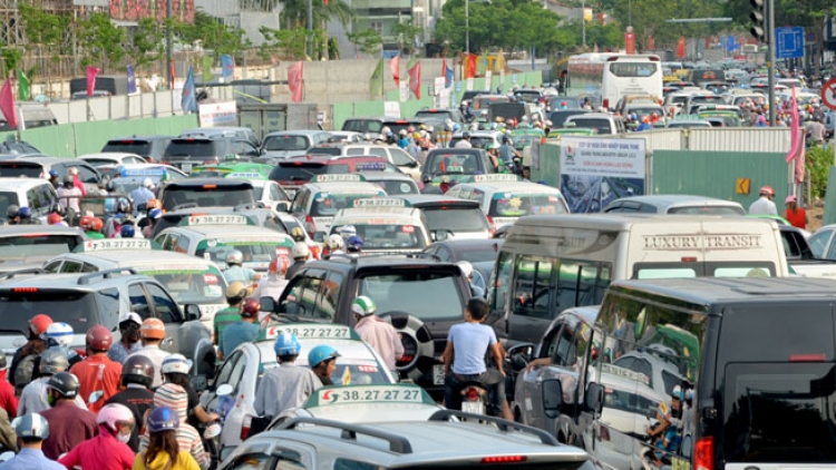 Giảm ùn tắc giao thông: Thu phí ô tô vào nội đô có khả thi? (23/8/2019)