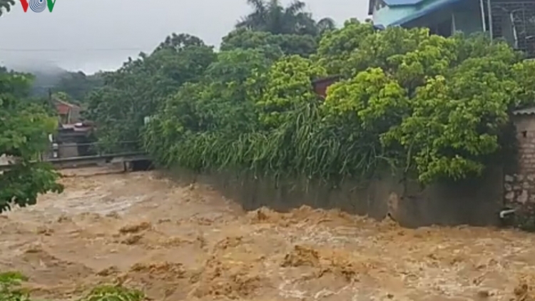THỜI SỰ 12H TRƯA 3/8/2019: Do ảnh hưởng của bão số 3, tại huyện Mộc Châu, Sơn La, nhiều nơi bị ngập sâu. Quốc lộ 6, Quốc lộ 43 có nhiều điểm nước chảy siết nguy hiểm.