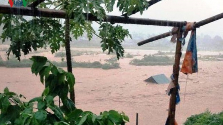 THỜI SỰ 21H30 ĐÊM 3/8/2019: Cảnh báo, trong đêm nay và ngày mai, ở Bắc Bộ và các tỉnh Bắc Trung Bộ có mưa to đến rất to. Nguy cơ cao xảy ra lũ quét và sạt lở đất, ngập lụt ở vùng trũng ở nhiều tỉnh miền núi khu vực Bắc Bộ, Thanh Hóa và Nghệ An