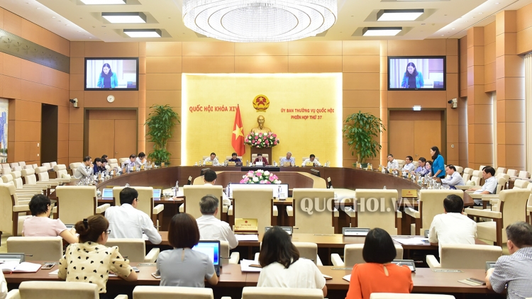 THỜI SỰ 18H CHIỀU 11/9/2019 Thảo luận về báo cáo sơ kết 5 năm triển khai thi hành Hiến pháp năm 2013, các đại biểu Quốc hội đề nghị làm rõ vì sao còn 21 dự án luật, pháp lệnh chưa được ban hành để cụ thể hóa Hiến pháp 2013.
