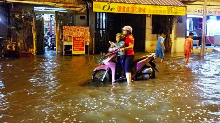 Vỡ bờ bao do triều cường, hàng trăm nhà dân Thành phố Hồ Chí Minh bị nước vây quanh (30/9/2019)