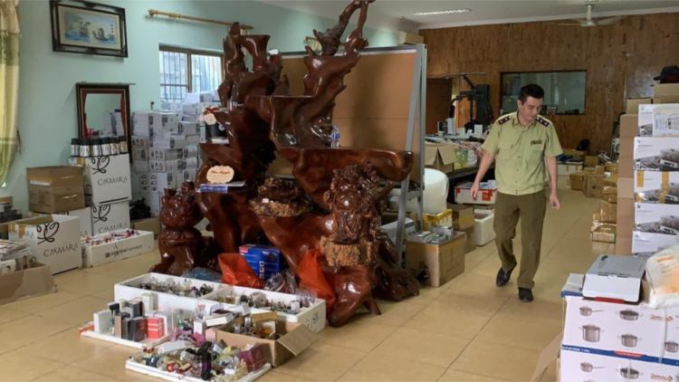 Thu giữ số lượng lớn hàng mỹ phẩm, hàng gia dụng “ba không” (16/10/2020)