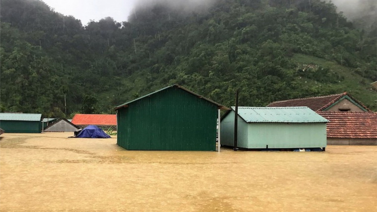 Nhà phao tránh lũ an toàn của người dân miền núi Quảng Bình (25/10/2020)