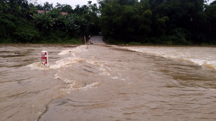 THỜI SỰ 21H30 ĐÊM 7/10/2020: Áp thấp nhiệt đới gây mưa lớn tại các tỉnh miền Trung và Tây Nguyên, nhiều nơi đã bị cô lập do đường giao thông ngập sâu