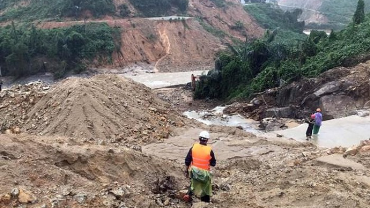 Liên tiếp sạt lở đất do mưa lũ gây hậu quả nghiêm trọng: Liệu có giải pháp phòng tránh hiệu quả? (30/10/2020)