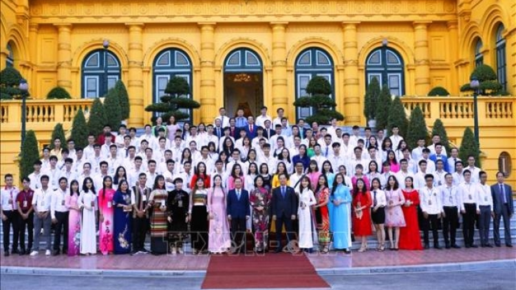 Phó Chủ tịch nước Đặng Thị Ngọc Thịnh tuyên dương học sinh, sinh viên các cơ sở giáo dục nghề nghiệp xuất sắc tiêu biểu năm 2020 (08/10/2020)