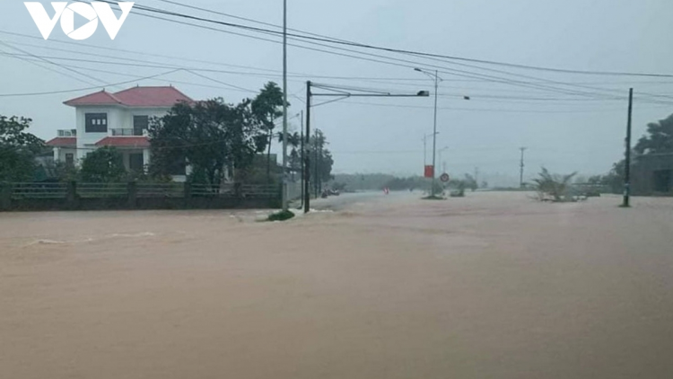 Vì sao các tỉnh miền Trung lại liên tiếp phải hứng chịu đợt mưa lũ kéo dài (21/10/2020)