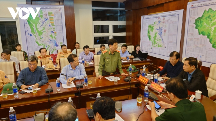 Phó Thủ tướng Trịnh Đình Dũng: Tranh thủ từng giờ sơ tán dân, tìm kiếm 2 tàu mất tích (28/10/2020)