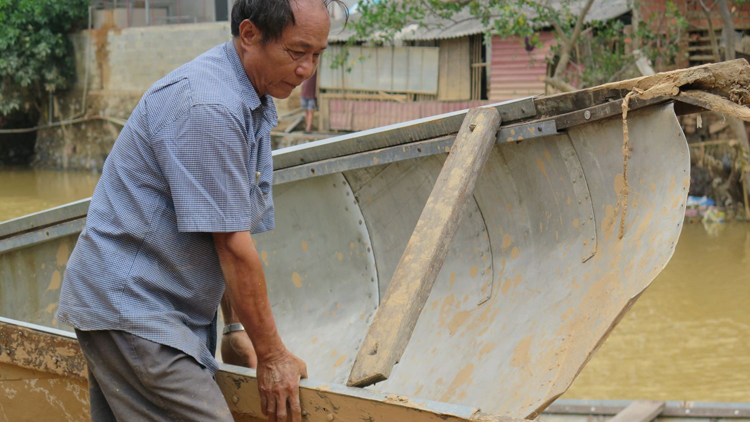 Hai ông cháu lái đò cứu cả trăm người nơi "rốn" lũ miền Trung (4/11/2020)