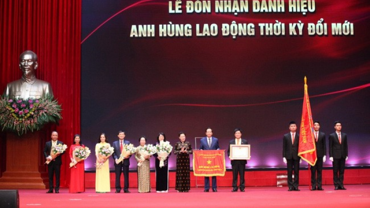 THỜI SỰ 18H CHIỀU 28/11/2020: Chủ tịch Quốc hội Nguyễn Thị Kim Ngân dự Đại hội thi đua yêu nước ngành Ngân hàng lần thứ 8 và Lễ tuyên dương những tấm gương sáng thầm lặng vì cộng đồng.
