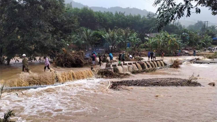 Miền Trung: Tạnh mưa, các địa phương nỗ lực khắc phục sạt lở (7/11/2020)