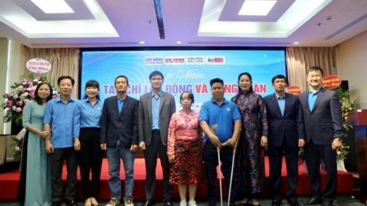 Tạp chí Lao động và Công đoàn trao suất quà đặc biệt cho lao động có hoàn cảnh khó khăn