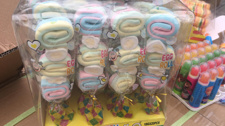 Hà Nội: Phát hiện hơn 10 tấn bánh kẹo không rõ nguồn gốc chuẩn bị mang bán cho học sinh tại các cổng trường (29/12/2020)