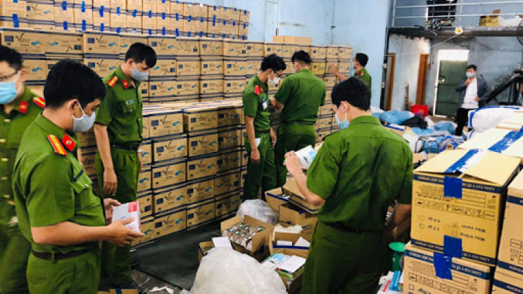 TP. Hồ Chí Minh: Tạm giữ lượng lớn găng tay y tế đã qua sử dụng (8/12/2020)