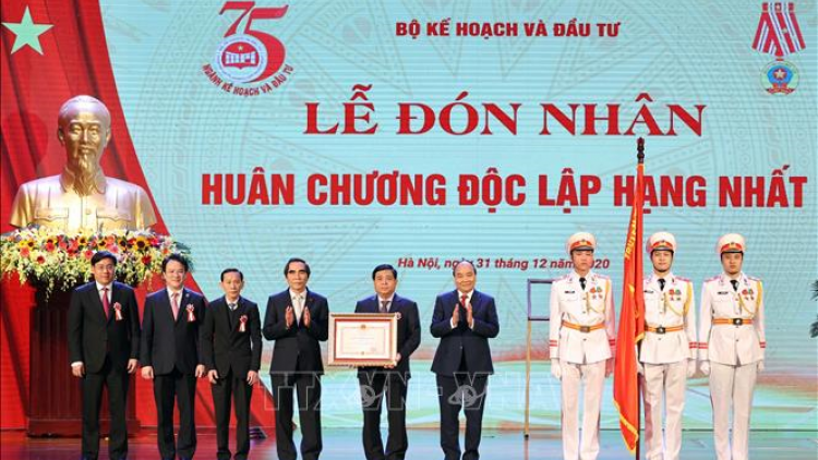 THỜI SỰ 12H TRƯA 31/12/2020: Thủ tướng Nguyễn Xuân Phúc dự Lễ kỷ niệm 75 năm ngày truyền thống và trao Huân chương Độc lập hạng Nhất cho Bộ Kế hoạch và Đầu tư