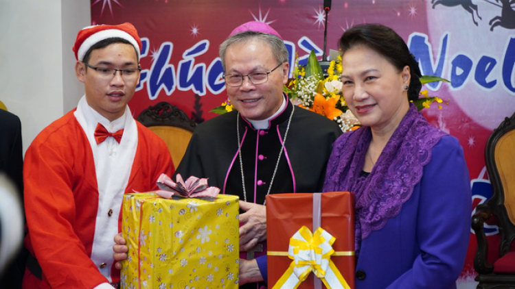 THỜI SỰ 18H CHIỀU 22/12/2020: Chủ tịch QH Nguyễn Thị Kim Ngân chúc mừng Giáng sinh Tổng giám mục Huế và thăm gia đình công giáo tiêu biểu.