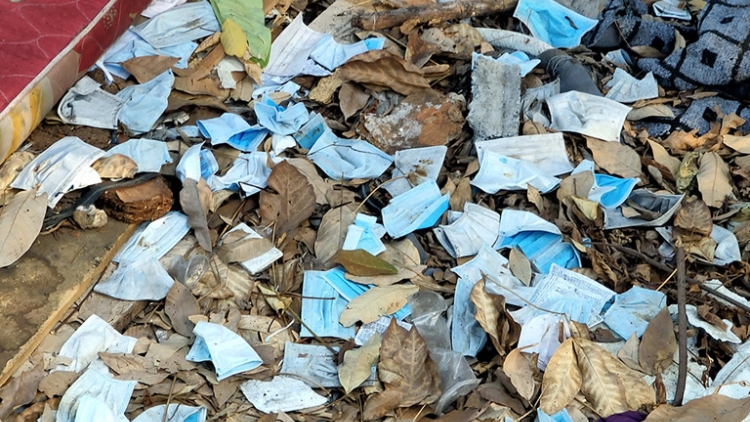 Cảnh báo nguy cơ lây nhiễm bệnh từ rác thải khẩu trang (24/2/2020)