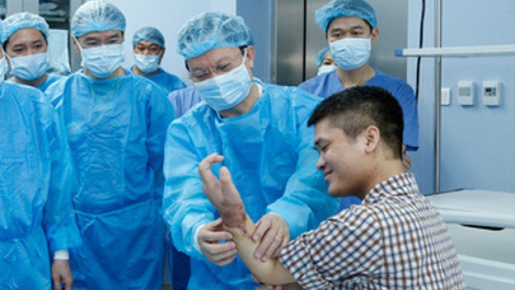 THỜI SỰ 18H CHIỀU 24/2/2020: Các bác sĩ Bệnh viện Trung ương Quân đội 108 thực hiện thành công ca ghép tay từ người cho còn sống đầu tiên trên thế giới.