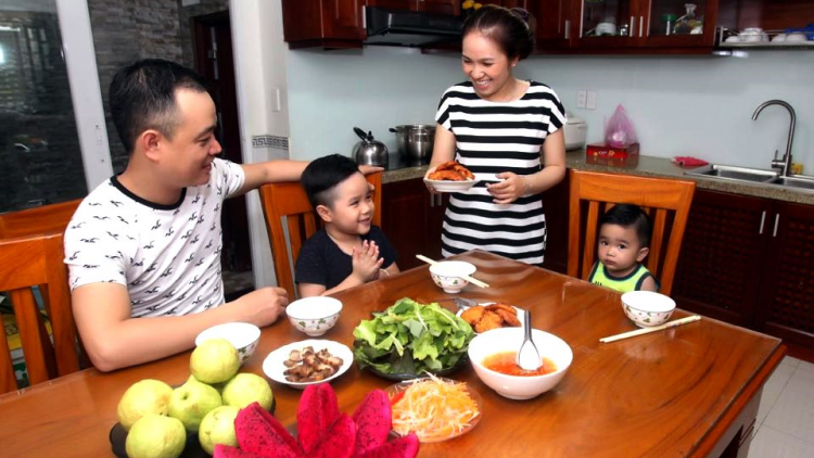 Hà Nội “mùa” Covid: Yêu thương thêm mỗi nếp nhà (24/3/2020)