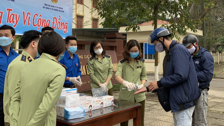 Bắc Ninh: Đoàn thanh niên phát miễn phí 5.000 chiếc khẩu trang y tế cho người dân. (19/3/2020)