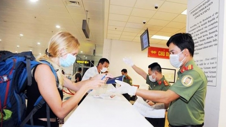 Lấy mẫu xét nghiệm với hành khách đến từ Châu Âu và Mỹ (15/3/2020)