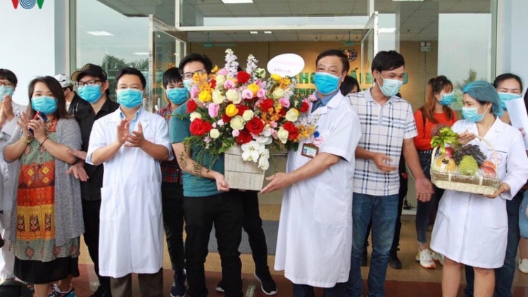 30 người từ Vũ Hán trở về xuất viện, tiếp tục theo dõi y tế tại nhà (2/3/2020)