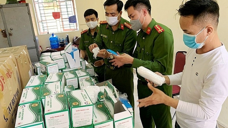 Xe cứu thương vận chuyển 7.500 khẩu trang y tế không rõ nguồn gốc (23/4/2020)