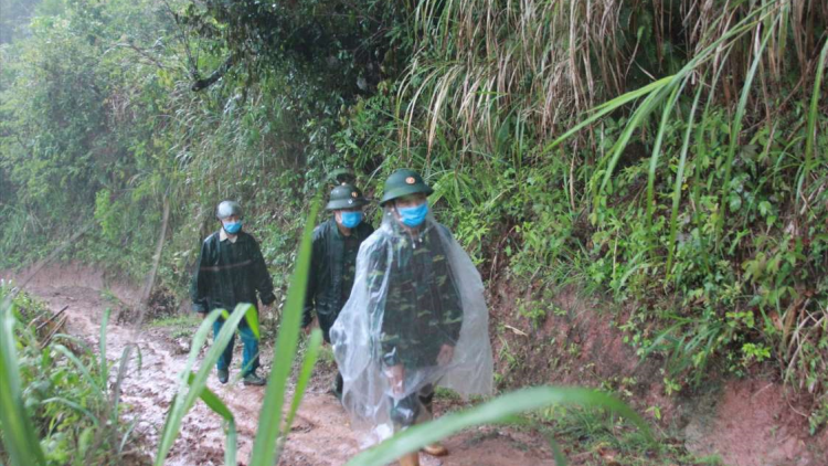 Bộ đội Biên phòng "ăn rừng, ngủ núi" đội mưa tuần tra chống dịch COVID-19 (20/4/2020)