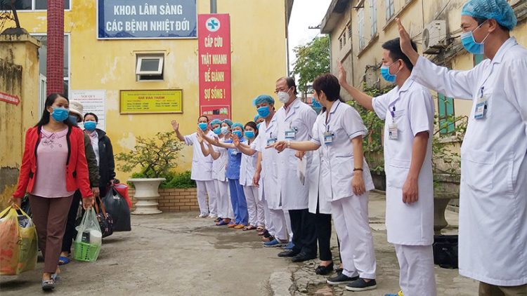 THỜI SỰ 21H30 ĐÊM 19/4/2020: Bộ Y tế chính thức thông tin về 1 trường hợp dương tính trở lại sau khi được Bệnh viện đa khoa Hà Nam công bố khỏi bệnh