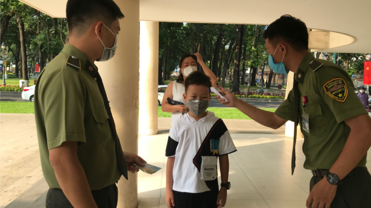 TPHCM: Người dân tham quan địa chỉ đỏ, không quên phòng dịch Covid-19 (30/4/2020)