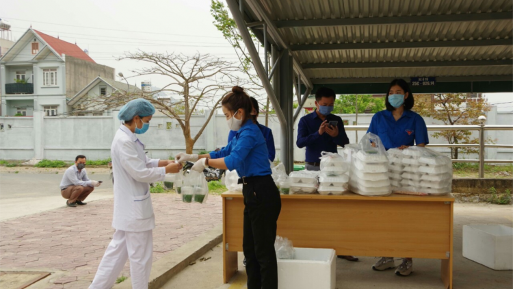 Chia sẻ bữa ăn hàng ngày với bệnh nhân, cùng nhau vượt qua Covid-19 (7/4/2020)