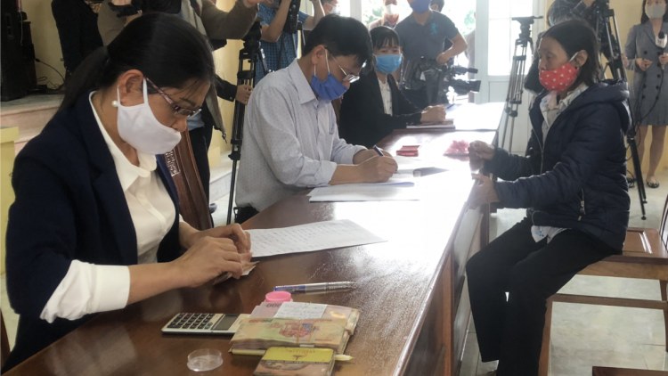 THỜI SỰ 18H CHIỀU 29/4/2020: Nhiều địa phương bắt đầu triển khai chi tiền hỗ trợ người dân gặp khó khăn trong đại dịch Covid-19, theo Nghị quyết 42 của Chính Phủ