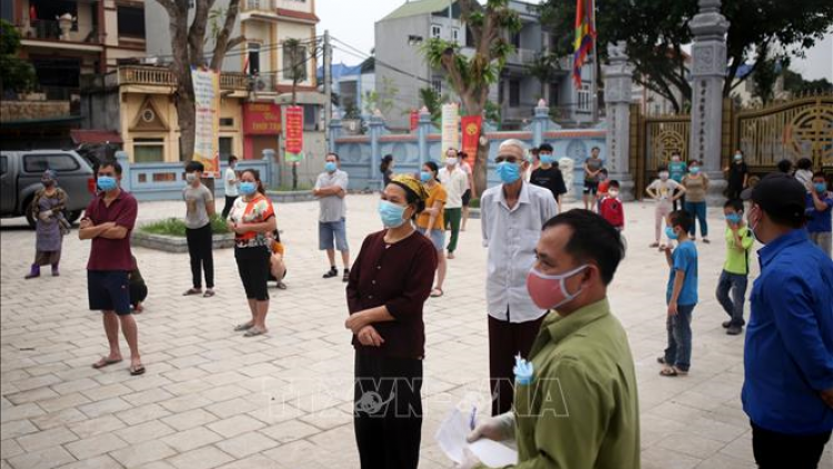 Người dân Hạ Lôi sát cánh cùng lực lượng chức năng chống dịch Covid-19 (16/4/2020)