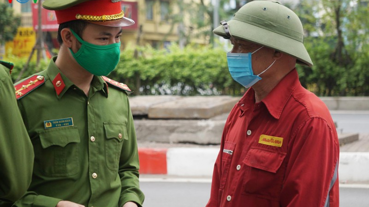 Hà Nội xử phạt người vi phạm lệnh “hạn chế ra đường”: Người dân đồng tình (4/4/2020)