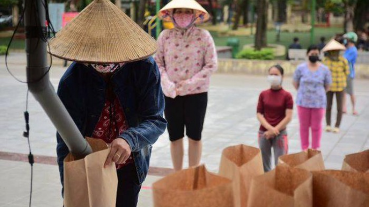 Hà Nội: Nhiều người dân ngạc nhiên và cảm động khi nhận gạo tại “Máy ATM” (11/4/2020)