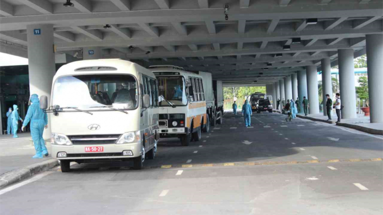215 công dân từ Singapore về nước được cách ly tập trung tại Trung đoàn 932 (24/4/2020)