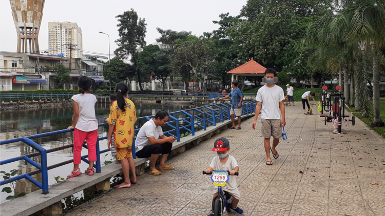 Rất nhiều người dân TPHCM không đeo khẩu trang, vô tư tụ tập ở công viên (12/4/2020)