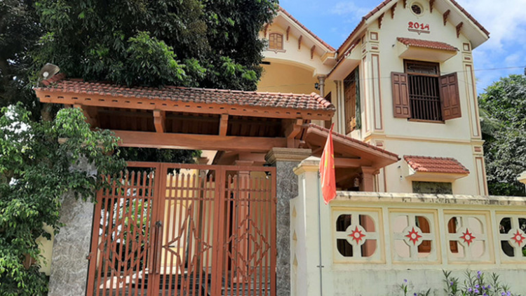 THỜI SỰ 18H CHIỀU 23/5/2020: Thanh Hóa phát hiện nhiều hộ khá giả vẫn được nhận tiền hỗ trợ khó khăn do đại dịch COVID-19, trong đó có những gia đình có họ hàng với Chủ tịch và Phó Chủ tịch UBND xã Yên Thọ.