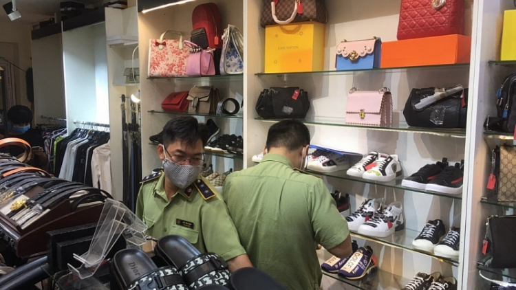 TPHCM: Quản lý thị trường tạm giữ hàng trăm sản phẩm thời trang nghi là hàng giả (22/5/2020)