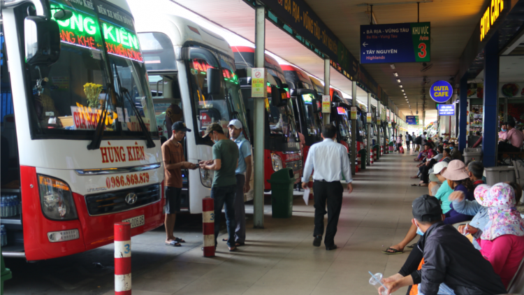 Giá xăng giảm nhưng cước vận tải vẫn đứng im, hành khách chịu thiệt (13/5/2020)