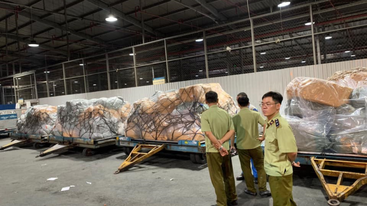 Quản lý thị trường kiểm tra, bắt giữ lượng lớn hàng hóa vận chuyển qua đường hàng không, nhưng khó xử lý (19/6/2020)