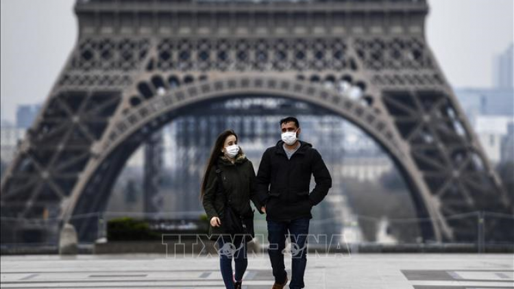 Tháp Eiffel đón khách trở lại sau 3 tháng đóng cửa do COVID-19 (29/6/2020)