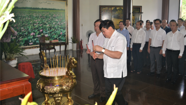 Các đoàn tham gia Liên hoan Phát thanh toàn quốc dâng hương tại khu di tích Nguyễn Sinh Sắc (25/06/2020)