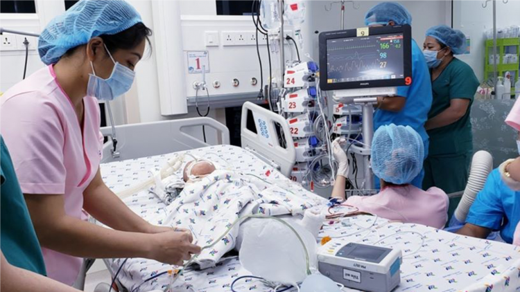 Cuộc đại phẫu để tạo cho Trúc Nhi – Diệu Nhi một cuộc đời mới (15/7/2020)